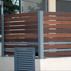 גדר מועצבת בשילוב ברזל ועץ 