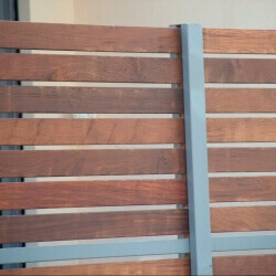 גדר מועצבת בשילוב ברזל ועץ 
