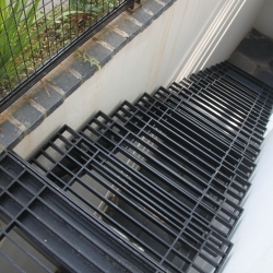 מדרגות ברזל בבית פרטי