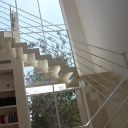 מדרגות לבנות כיוונים מודרני
