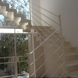 מדרגות לבנות כיוונים מודרני