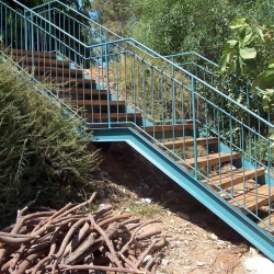 מדרגות מברזל לחצר