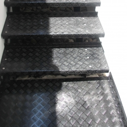 מדרגות מתכת בצבע שחור