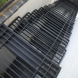 מדרגות מתכת פסים שחורים