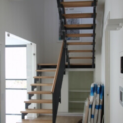 מדרגות עץ בסיס ברזל מודרני