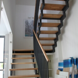 מדרגות עץ בסיס ברזל מודרני