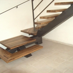מדרגות עץ וברזל