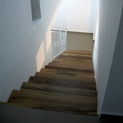 מדרגות עץ כהה מעורבב שלם