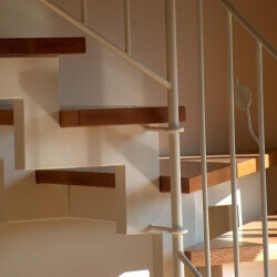מדרגות עץ מודרניות 