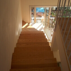 מדרגות עץ מודרניות 