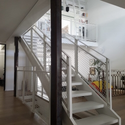 מדרגות פנים לבנות מודרניות