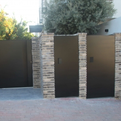 שלושה שערים לכניסה שחורות