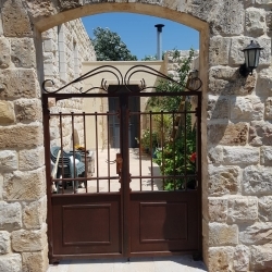 שער בצבע חום לכניסה לבית