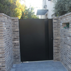 שער הכניסה לבית בצבע שחור