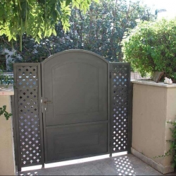 שער כניסה לבית יואב עובדיה
