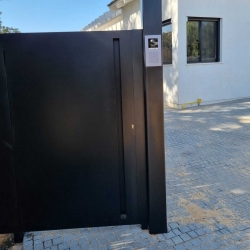 שער כניסה לבית עם מצלמה